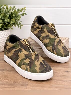💚 Camo Zip Front Slip-On Sneakers Size 5.5 Gold Zipper Casual Shoes